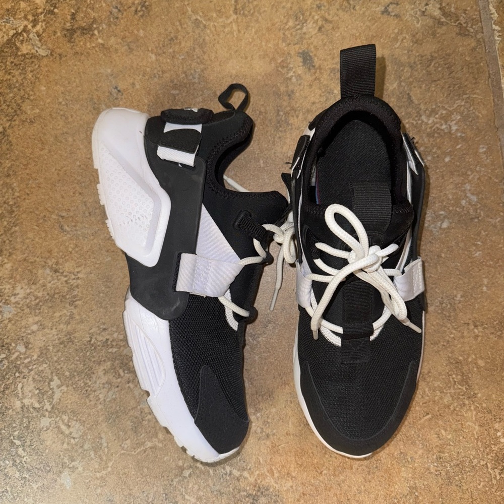 Women’s Nike Air Huarache City Low